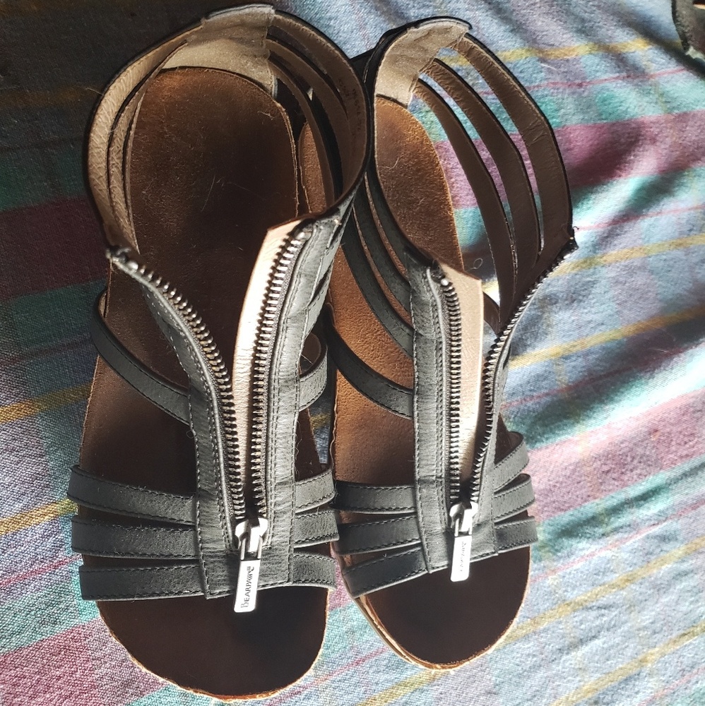 Hunter green Size 7 Bearpaw sandals.